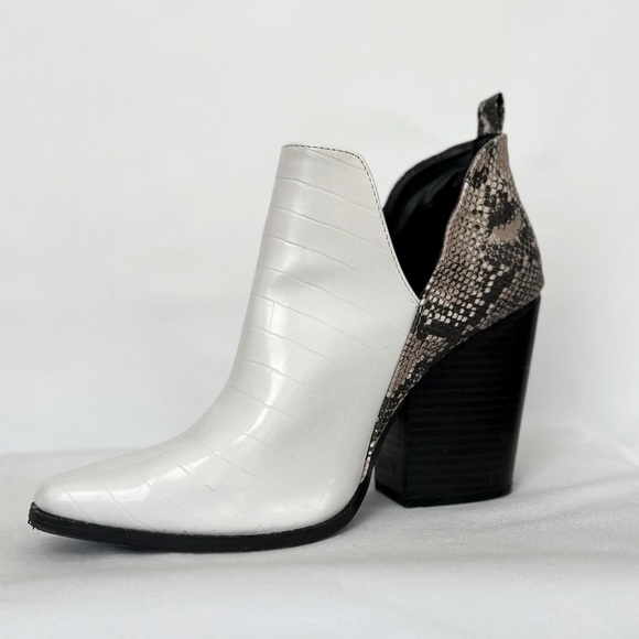 Qupid | Black and White Snakeskin Booties | Size: 9 - Picture 7 of 11